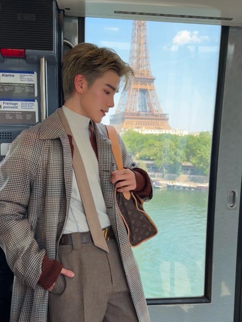 FourthOfficiall's tweet photo. IG Post Update [12082026] : kokonichakul 

@tawattannn @LouisVuitton 
#ElleMenThailandandFourth
#LouisVuitton #LouisVuittonxFourth
#Fourthnattawat #โฟร์ทณัฐวรรธน์

พาไปดู เบื้องหลังถ่ายแฟชั่นกับโฟ้ดๆ ในวันที่ Heatwave เข้าปารีสพอดี อุณหภูมิวันนั้นแตะ 37c ☀️☀️☀️ 

แต่นายแบบของเรายิ้มสู้ทุกลุค ในเสื้อผ้า Fall-Winter ทั้งโค้ท วูล แจ็กเก็ต เสื้อนวม 😅 ต้องขอชื่นชมในความอดทน สปิริตในการทำงาน และเอนเนอร์จี้ดีๆ ตลอดทั้งวัน

ขอบคุณทีม Louis Vuitton ทีมช่างภาพ ทีมวีดีโอ ทีมสไตลิสต์ และทีมโลเคชั่น ทีมช่างหน้า-ช่างผม ทีม GMM คนขับรถ ทึมการ์ดน้องโฟ้ด ที่ช่วยให้ทุกอย่างราบรื่นไม่มีสะดุด รวมถึงทีม ELLE MEN ที่คอยซัพพอร์ตอยู่ที่ไทยตลอดวันตลอดคืน 🥰❤️🎉