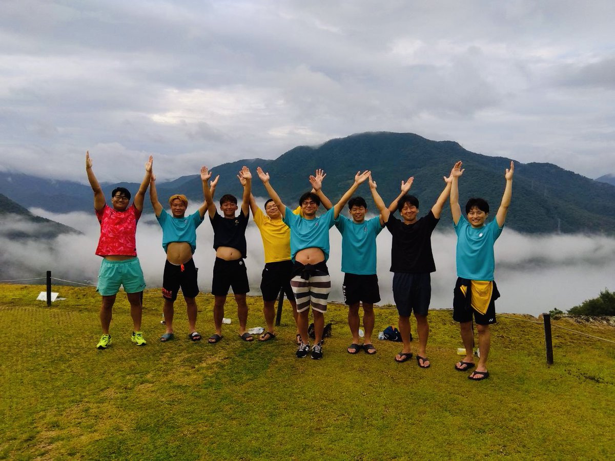 takeda_castle's tweet photo. おはようございます☁️
今朝は小雨が降ったり止んだりなお天気でしたが、少し雲海が出ました！

ラグビー🏉部の皆さん、登城ありがとうございます😊

秋にも来てくださいね！ https://t.co/T5VKzZB8zG