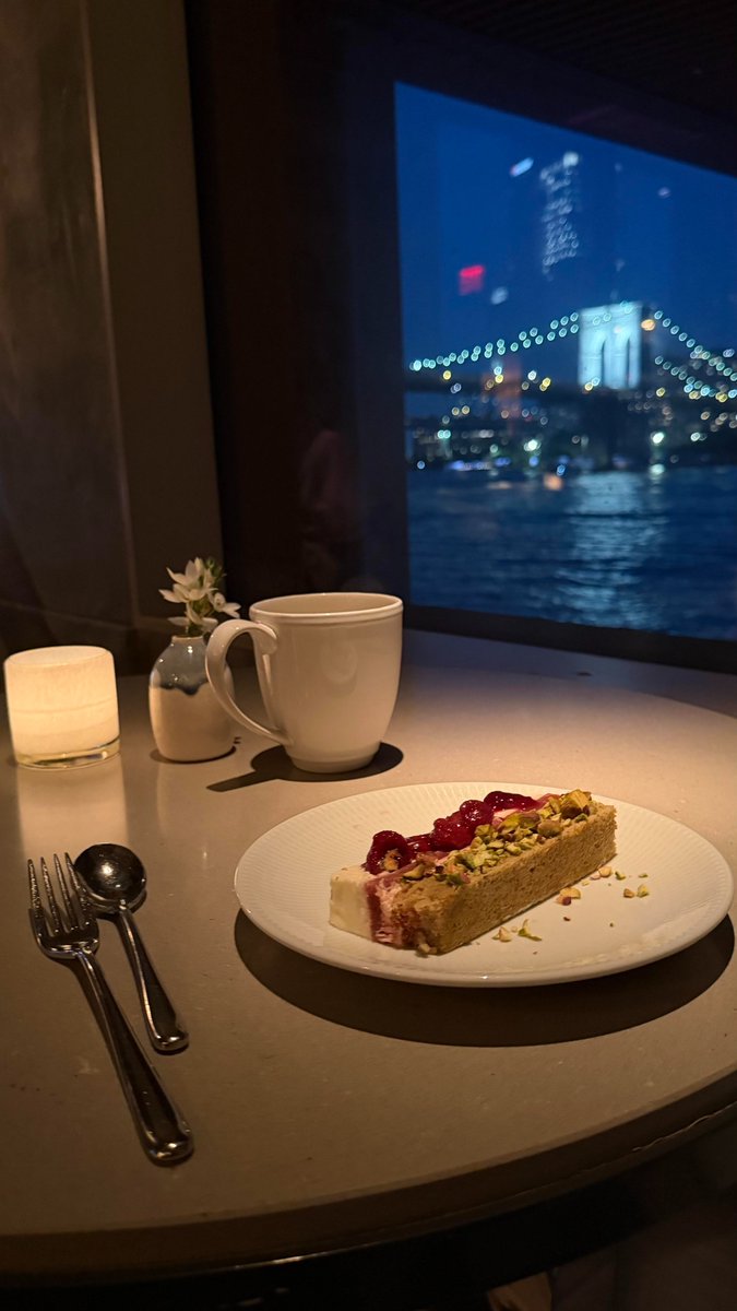 _Reese_cc's tweet photo. The scenic waterfront setting at The Fulton makes dining alone feel surprisingly cozy and full of atmosphere. After dinner, I took a walk around and came across an outdoor movie screening, which instantly brought me back to my college days and those simple, carefree moments 🤗 https://t.co/OwBuTL0iQ8