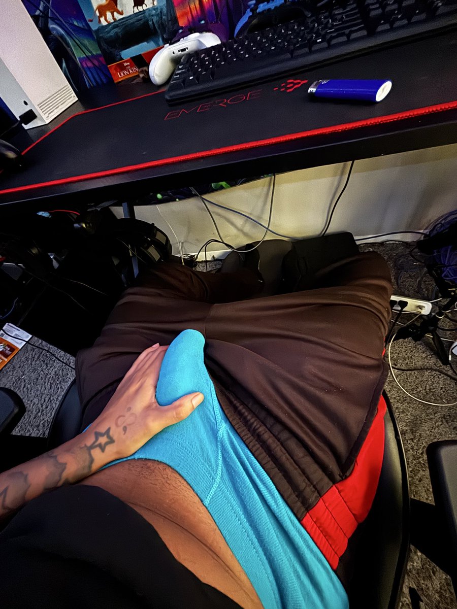 yostudfantasy's tweet photo. im up and hard . anyone ready to play ? 😏 #studcontent #wlw #tribbing #footfetish https://t.co/OwmlNB7dv0