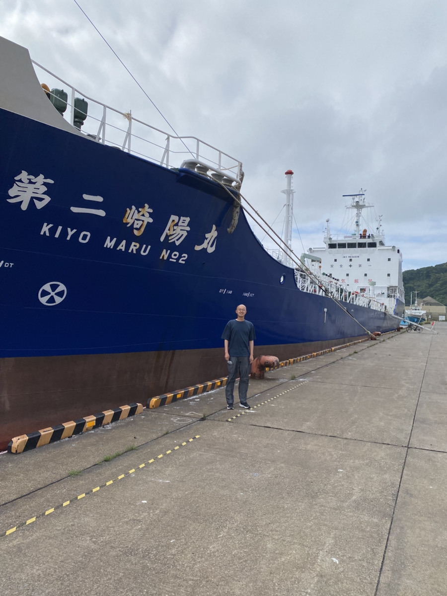 hamasaki_kaiun's tweet photo. 【浜崎海運の夏の体験乗船🚢】
今年も海技教育機構から５名の体験乗船を受け入れました。写真はその一部です。
５日間の体験乗船を終えて、貴重な経験をしてもらえたようです。
#海技教育機構 #内航船体験乗船 #浜崎海運 #内航タンカー #船員 #苫小牧 #室蘭 https://t.co/WsDxYADfjk