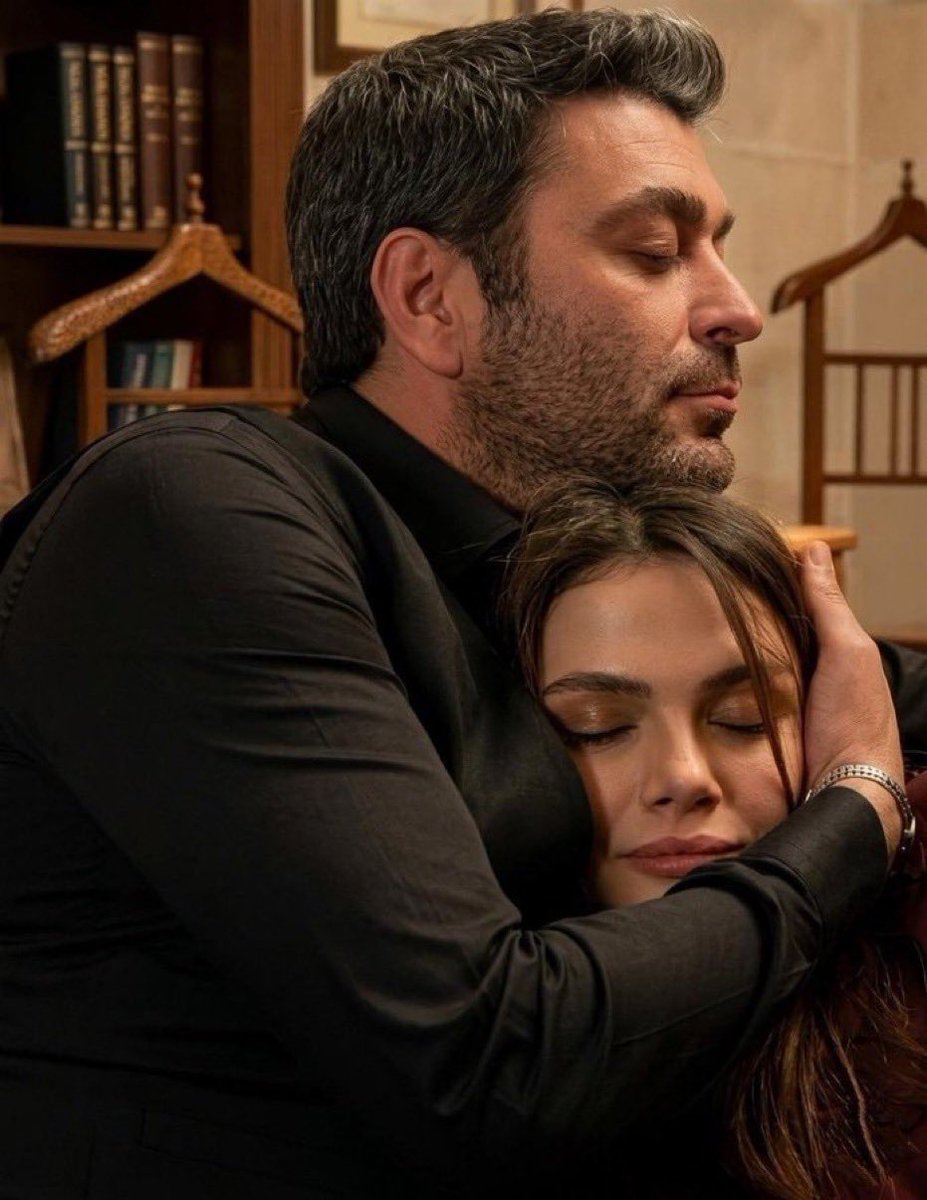 senesinlen's tweet photo. O kadar güzel bir sahne ki nadir gördük şu hallerini çok güzeldi ❤️ çok güzelsiniz çok seviyorum 
#CihAl #UzakŞehir https://t.co/b5gvNun3qz