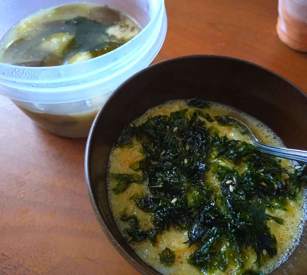 i_1986a's tweet photo. 🥢今日の朝ご飯

卵かけ玄米ご飯feat:韓国のり
茄子ワカメ味噌汁

さ、仕事仕事🫪
車通勤、道がとても空いてる。

#朝ご飯
#おうちごはん
#自炊記録 https://t.co/jLuJAWFpM0