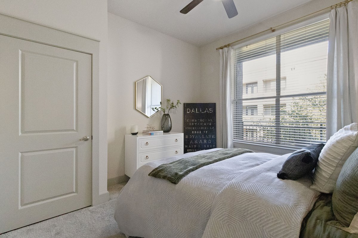 IconAtRoss's tweet photo. 🛏️At ICON at Ross Apartments, our spacious bedrooms are designed to recharge.  Come take a tour! #SPGCommunity #iconatross https://t.co/2WlvN83B1P https://t.co/j2ylhe2t8e