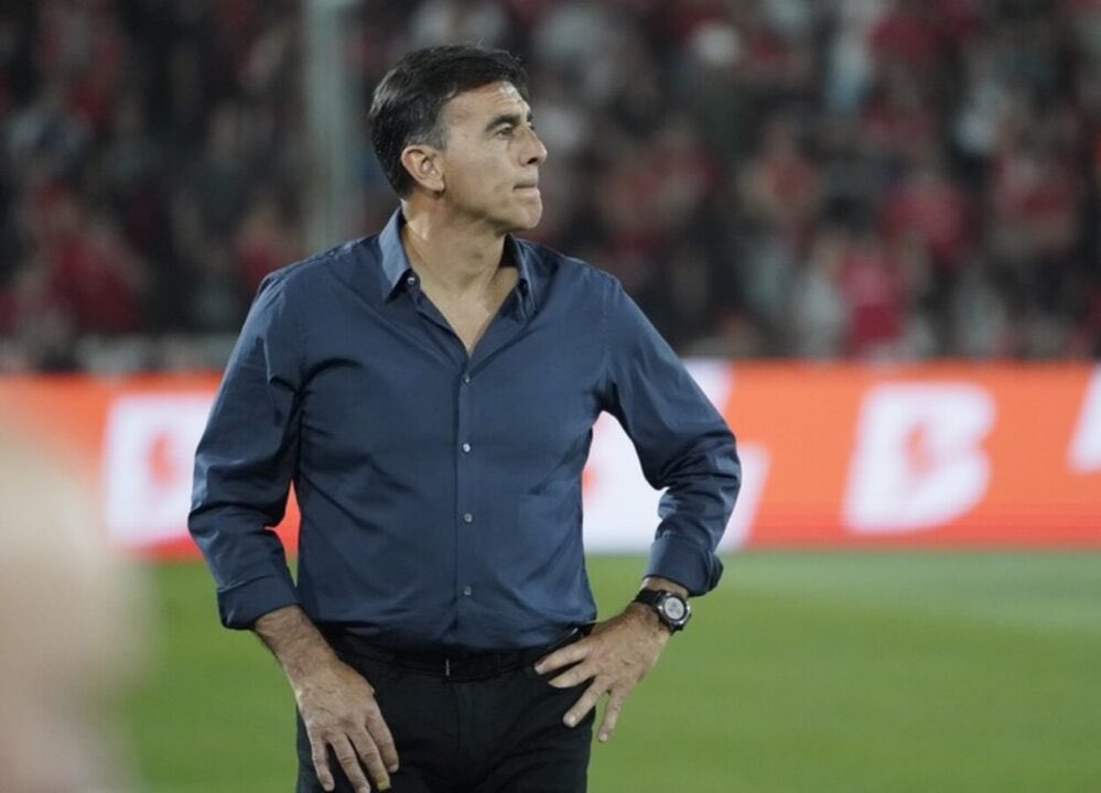 santupedrozo's tweet photo. Ciclo cumplido para el técnico. No hay forma de revertir esto. Hablar de refuerzos ya es excusa.

Durante un año, Independiente no jugó a NADA. Un equipo desalmado, apático, sin ideas, sin funcionamiento y que comete errores INFANTILES partido tras partido. 

Hasta acá, Gustavo. https://t.co/IkIXn9ZJyg