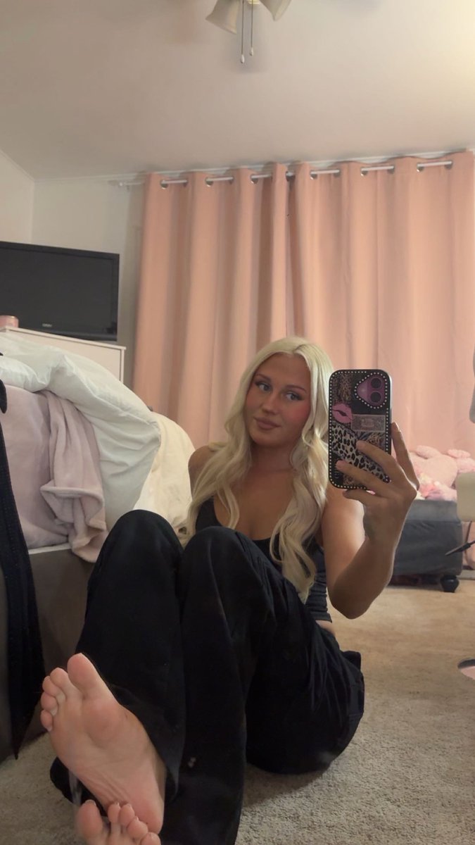 giveittogigi's tweet photo. Thought you said you didn’t like feet 😂 https://t.co/ljVERerOHF