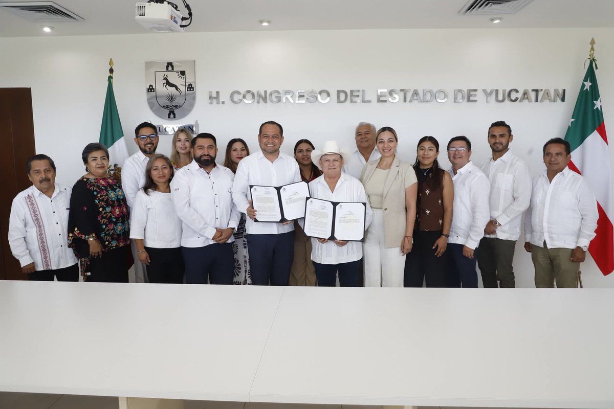 CongresoYucatan's tweet photo. En el acto estuvieron presentes también las diputadas y diputados Germán Quintal, Alba Cob, Verónica Interián, Wilber Dzul, Clara Rosales, María Esther Magadán, Eric Quijano, Daniel González, Samuel Lizama, Edith Trujeque y Maribel Chuc. https://t.co/YTDbnNd8Jx