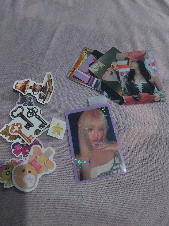 Isalisa029's tweet photo. Feedback positivo pra @Yoonchaeeeeee  o card chegou certinho, bem rápido, super bem embalado e com vários brindes lindos, eu adorei! 
A Vendedora também foi uma fofa no atendimento, não tenho nenhuma reclamação.💗 https://t.co/eSEaQgGc6z