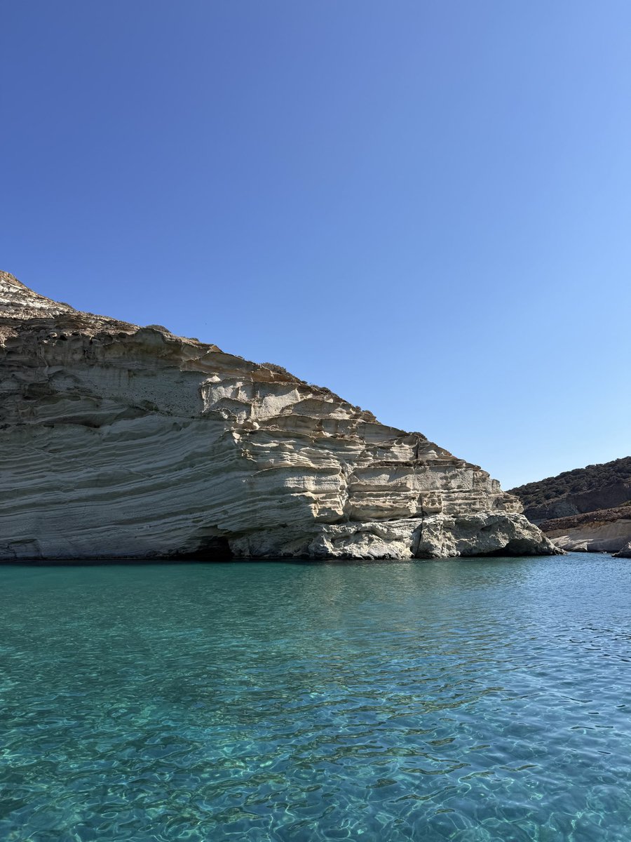 30thTyrant's tweet photo. I barely grasp the passing of time. I moved from BA less than half a year ago and only a glimpse remains of my time there. Instead of the last six months, there is a hole in my memory. Not to mention events further in the past. Anyway, here is a postcard from the Cyclades https://t.co/Y5n6xV0k80