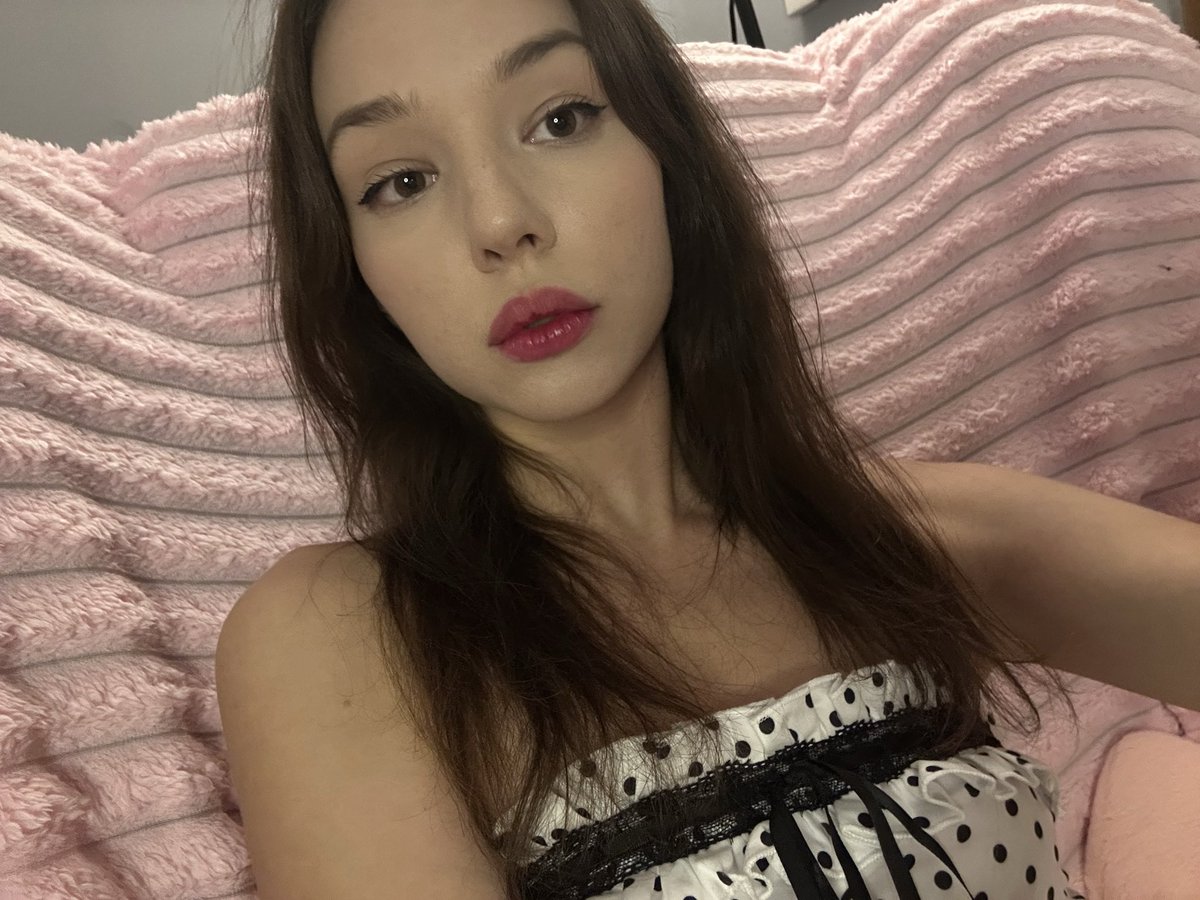 KatyaMidnight's tweet photo. don’t even hide it i know you’d love my pink room😘

#teen #sexy #natural #femdom #findom #young #cute https://t.co/uZvmiAnig9