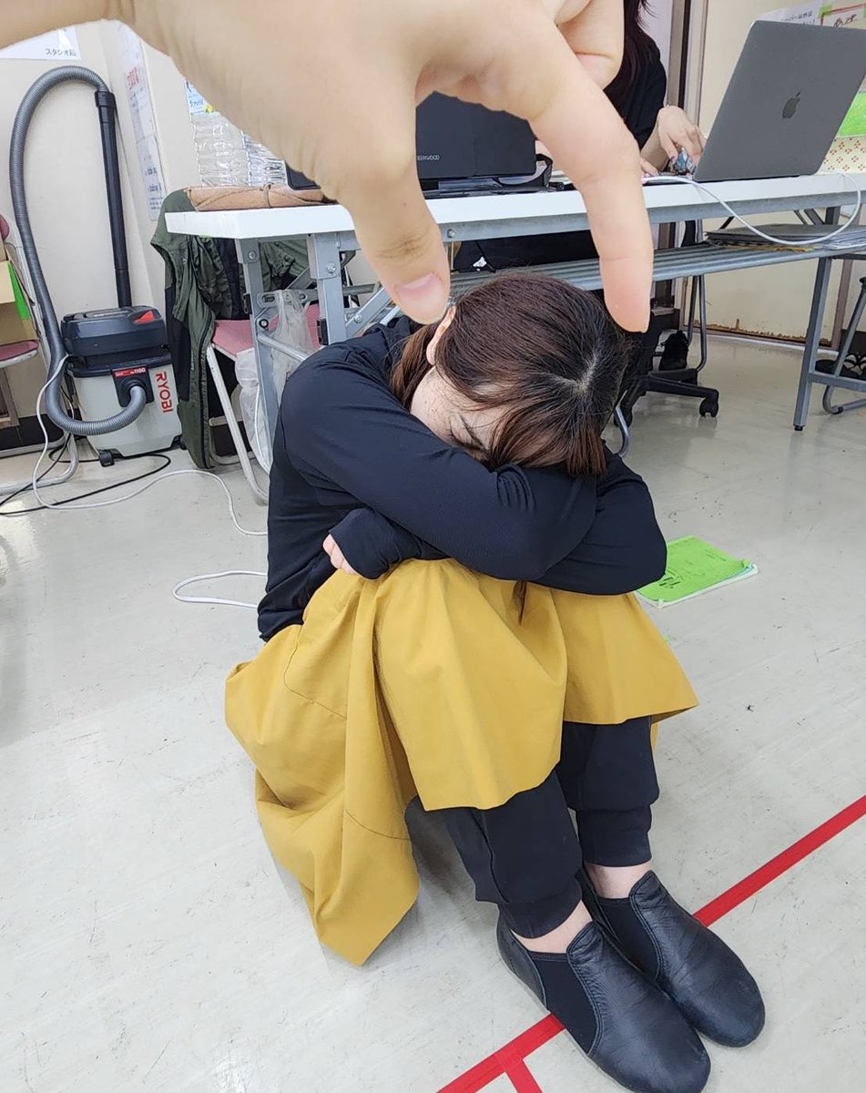 soranemayu's tweet photo. 最近の青い鳥の稽古状況🪽💙
衣裳フィッティングで久しぶりにミチルちゃんになった写真と、休憩中に仮眠とってたら取られた写真。w

公演日まで10日切りました！良い席のご予約はお早めに私にご連絡くださいー！！🙌

#ピュアーマリー  #坂上麻優 https://t.co/guCvkXBuiu