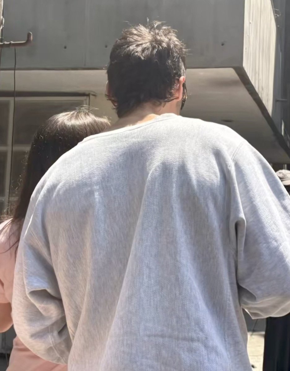 freakrry_'s tweet photo. tópico sensível:
as costas do harry styles https://t.co/oSmLrkjehs