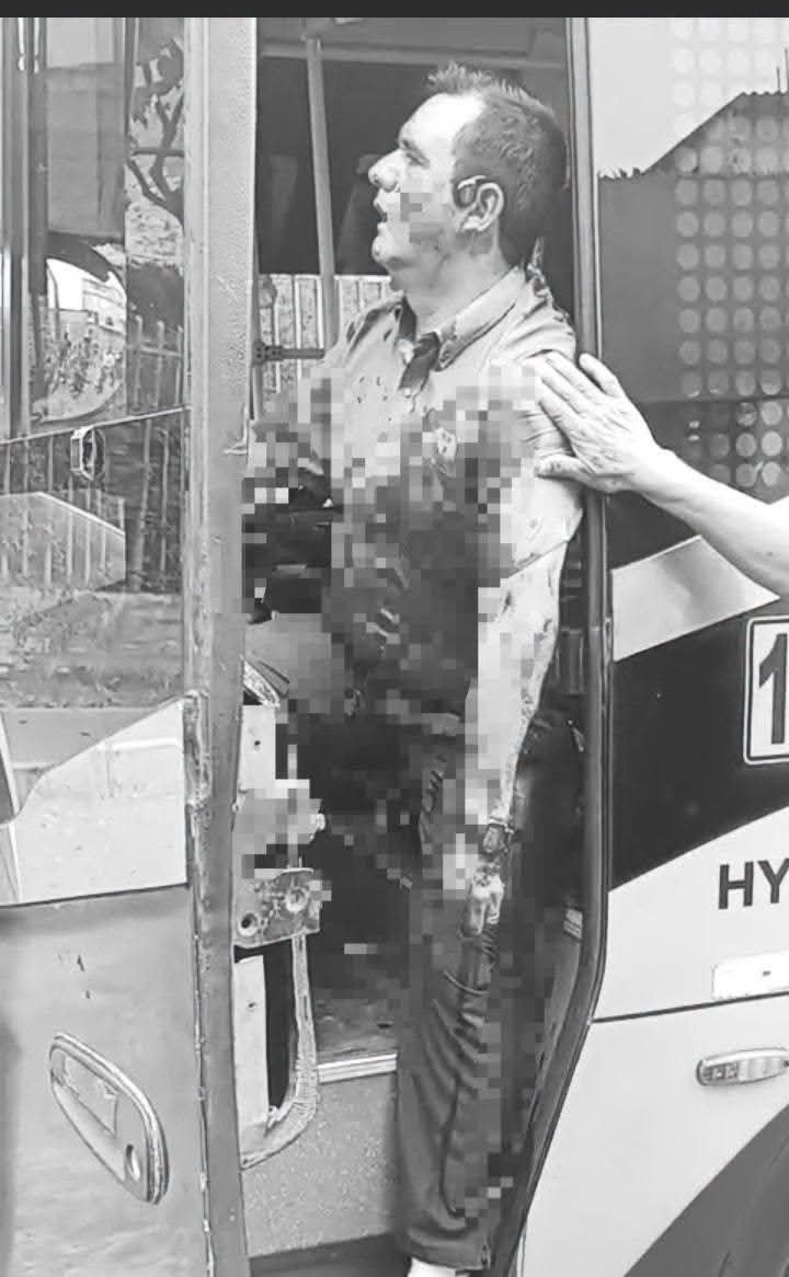 LaSalitadelSin's tweet photo. 📍#BALE3AN A UN BUS EN ATE. 
 ES DE TRANSPORTE PUBLICO, OCURRIÓ EN VALDIVIEZO. 😔🚨
Mientras la hija del dictador sigue haciendo unboxings. https://t.co/GyeoesB3td