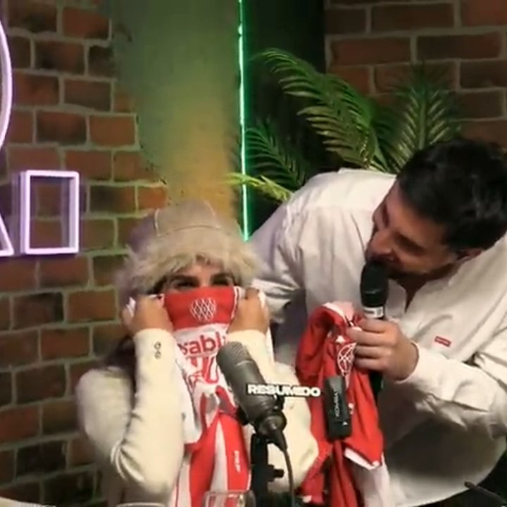 archivepoggio's tweet photo. Juli hincha de Huracán Ferbo le dio de regalo una camiseta de Huracán🩷 #DQT @fermin_bo SHULI https://t.co/RYKkIBPsTv