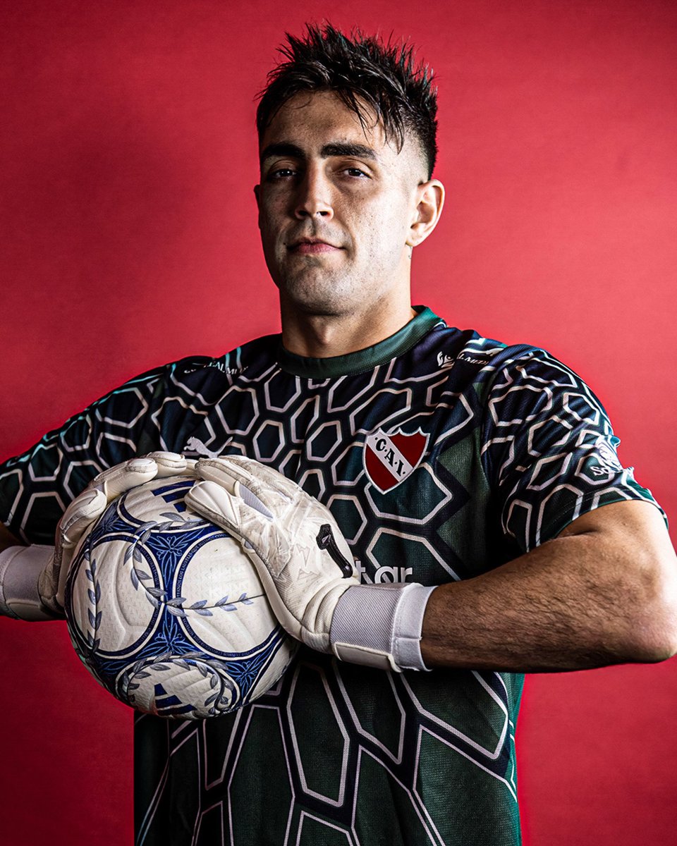 juegosimple__'s tweet photo. 🇺🇾⁉️ ¿Opiniones del DEBUT de Santiago Mele en Independiente? https://t.co/kAmgRoNccp