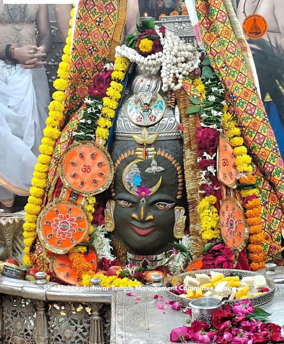 mahakal_darshan's tweet photo. 🙏🌹*Jai Shree Mahakal*🌹🙏
*श्री महाकालेश्वर ज्योतिर्लिंग का भस्म आरती शृंगार दर्शन*
*13-08-2026 कण-कण में महादेव* https://t.co/S5HW0I3I3O