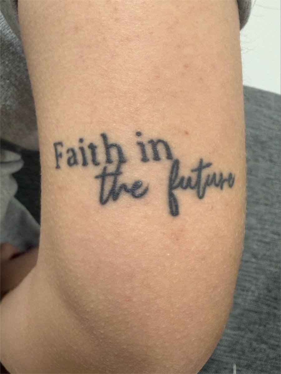 folklvslt's tweet photo. @dfallaccess @Louis_Tomlinson la verdad toda su musica me salvo la vida, por eso decidí llevarlo conmigo siempre. Si tuviera que elegir una cancion que me marco sería don’t let it break your heart, sano muchas heridas y gracias a ella sigo acá, nunca voy a olvidar cuando la escuche en vivo en su primer show🩷 https://t.co/51ARTjMlH3