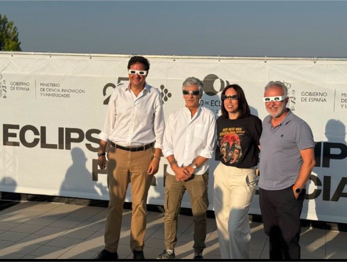 ofendidito__'s tweet photo. O sea, que van cuatro pelagatos a ver el eclipse y encierran en casa a los vecinos del pueblo.
¿Pero esta gentuza quién se cree? https://t.co/UYrzMGpx4W