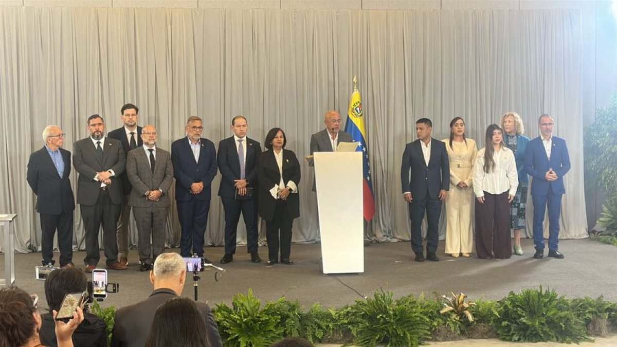 OrlvndoA's tweet photo. Los anuncios importantes no los dio Jorge Rodríguez.

Los dio Dinorah Figuera. https://t.co/vQwdcBBCPx