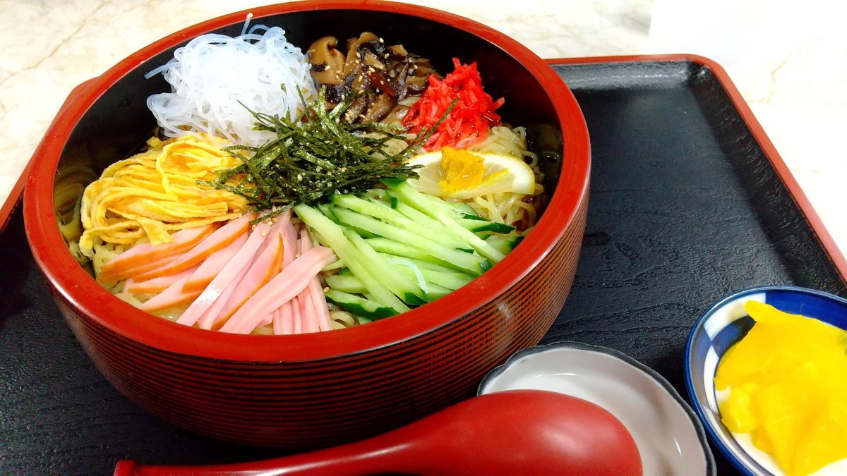 Makinobayashi's tweet photo. 迎え盆ですが
昨日墓掃除してお参りしてきたので
今日は夕方に迎え火を焚いて帰りを待つだけ
ランチは地獄ラーメン10丁目 800円
　額から汗がポタポタ
かみさんは冷風メン 1,050円
　鮨桶に入っていました
 #墓参り #かむら屋 https://t.co/ZAwhGKmIDh