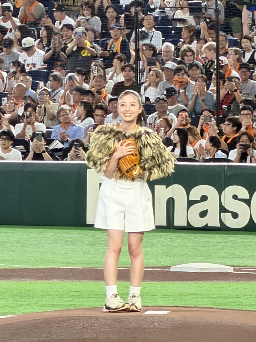 mi07110818's tweet photo. 昨夜は嵐ぶりの東京ドーム
首位攻防戦⚾️巨人vs阪神🐯

レジェンズシートってお初だったんだけど、DAZNエキサイトシートのすぐ後ろでびっくり（1列目！）

「キングダムナイター」始球式のかんちゃん（橋本環奈ちゃん）も可愛かった🥰️ https://t.co/uBvWzScRCM