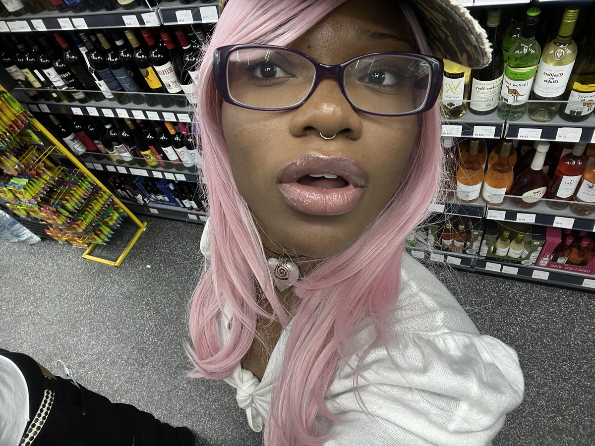 77ojone's tweet photo. out and about https://t.co/6UbDbbcjLw
