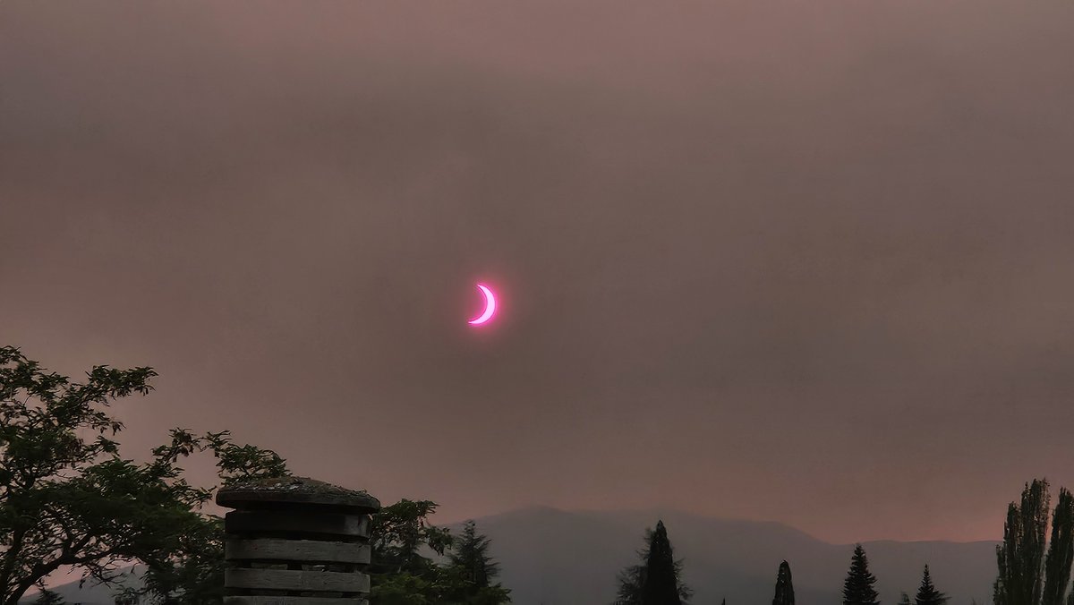david12_45's tweet photo. Eclipse parcial ahumado desde Jaca https://t.co/OsiRxoWWer