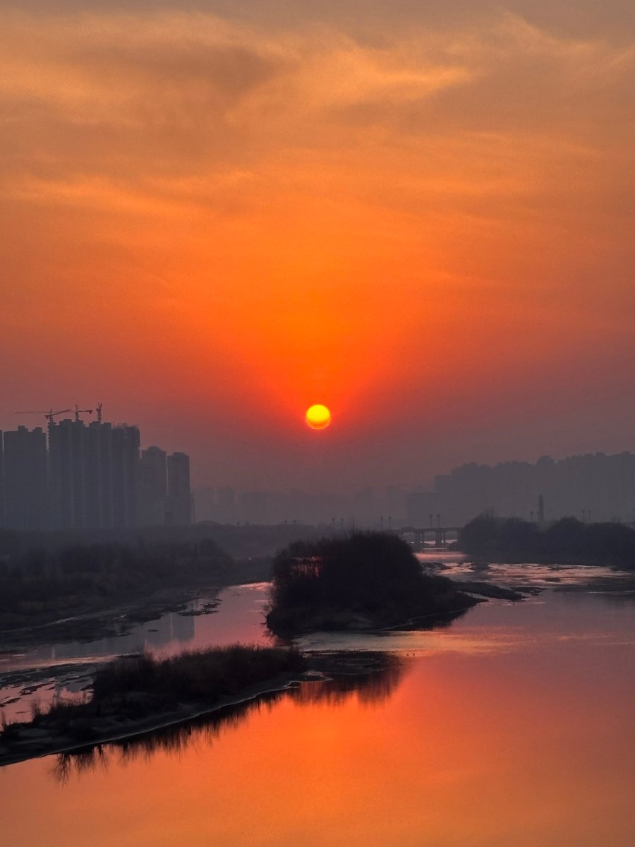 ebrahim21_e's tweet photo. [Join our campus photography club’s weekend sunset shoot by the lake! Grab your cameras, meet at the student center at 4 PM—free snacks and new friends guaranteed! ]， https://t.co/KVWzZxdP4t
