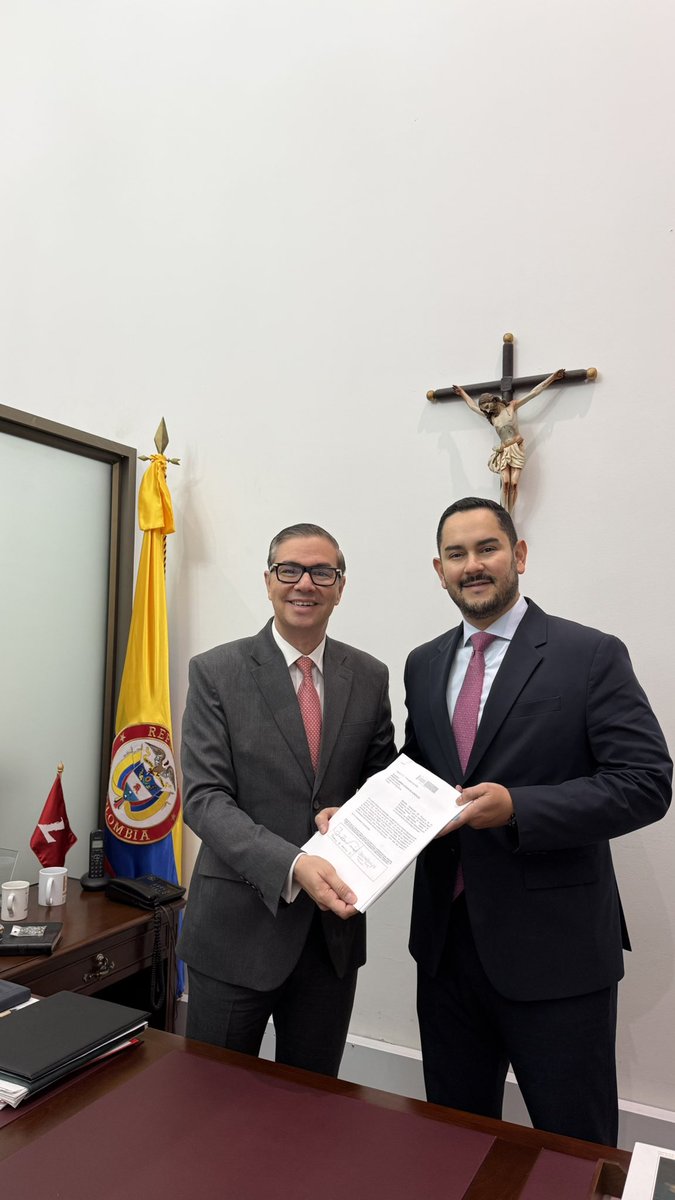 fabioaminsaleme's tweet photo. El Caribe da un paso histórico hacia su constitución como Región Entidad Territorial. Hoy radicamos este importante proyecto, reafirmando nuestra voluntad de trabajar como una sola región y de construir una institucionalidad capaz de transformar prioridades compartidas en proyectos
concretos, inversión y convertir su potencial en oportunidades reales de desarrollo.
¡Un Caribe más unido! 🤜🏻🤛🏾
#BancadaCaribe 🔜🇨🇴 @rap_caribe