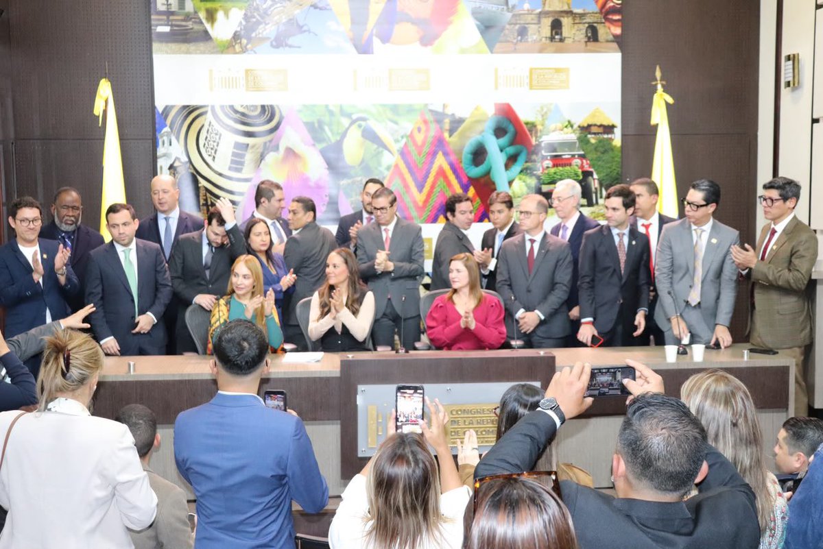 fabioaminsaleme's tweet photo. El Caribe da un paso histórico hacia su constitución como Región Entidad Territorial. Hoy radicamos este importante proyecto, reafirmando nuestra voluntad de trabajar como una sola región y de construir una institucionalidad capaz de transformar prioridades compartidas en proyectos
concretos, inversión y convertir su potencial en oportunidades reales de desarrollo.
¡Un Caribe más unido! 🤜🏻🤛🏾
#BancadaCaribe 🔜🇨🇴 @rap_caribe