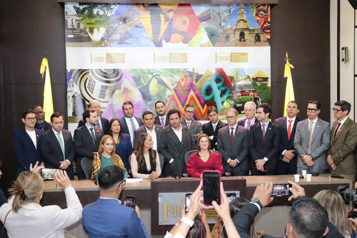 fabioaminsaleme's tweet photo. El Caribe da un paso histórico hacia su constitución como Región Entidad Territorial. Hoy radicamos este importante proyecto, reafirmando nuestra voluntad de trabajar como una sola región y de construir una institucionalidad capaz de transformar prioridades compartidas en proyectos
concretos, inversión y convertir su potencial en oportunidades reales de desarrollo.
¡Un Caribe más unido! 🤜🏻🤛🏾
#BancadaCaribe 🔜🇨🇴 @rap_caribe