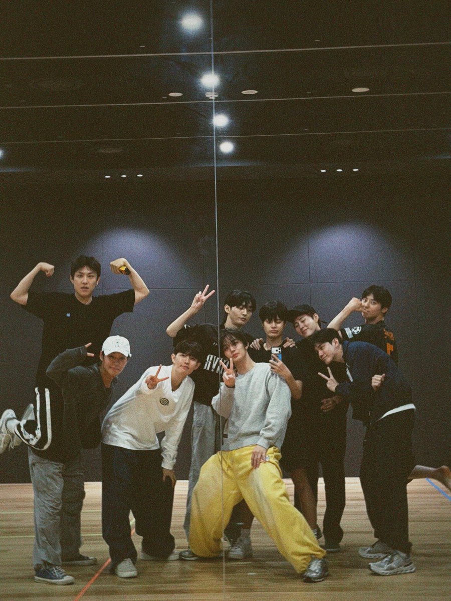 iam_meri's tweet photo. 드디어 🔥🔥 근데 저기 연습실 뭐 영하야? 긴팔 입은 애들은 다른 세상에 살고 있는거야? 안 덥냐아🥵 https://t.co/5O8bphsSIy