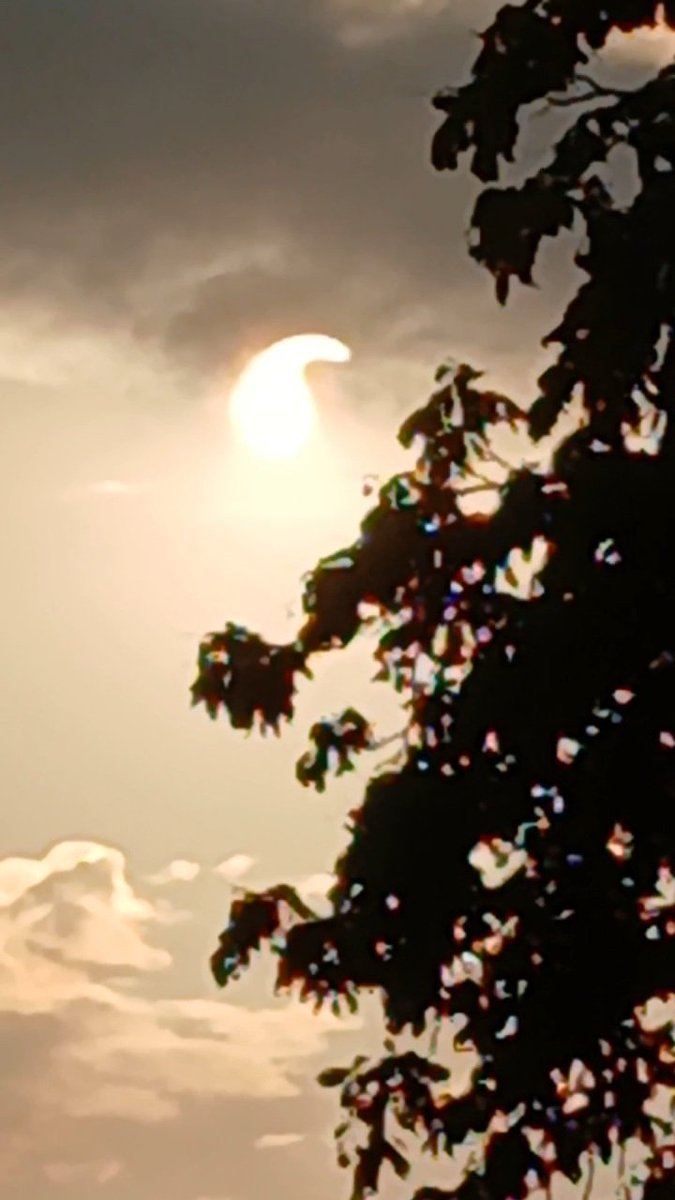 MissChippyChip's tweet photo. #solareclipse #solarglare #space #ukeclipse https://t.co/eVb5g7Z2kV