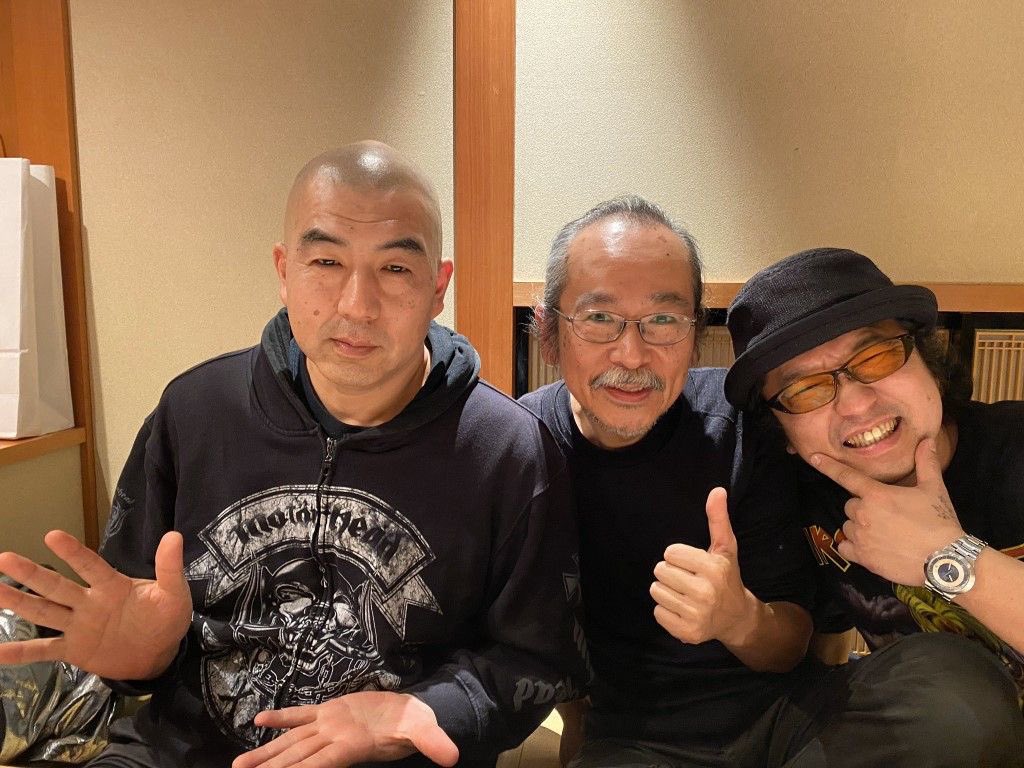 A_T_M_K_unaju's tweet photo. #このバンドorミュージシャンを分かったらリプ・100いいね目指す
ヒント：1987年の結成から一度も立ち止まることなく活動を続ける、日本屈指の3ピース・ハードロックバンドで、デビュー当時は『イカすバンド天国』での強烈なビジュアルが注目されましたが、その本質は圧倒的な演奏技術と、徹底して作り込まれた文学的・怪奇的な世界観にあり、2019年の『無情のスキャット』の世界的ヒット以降も進化は止まらず、2025年には24枚目のアルバム『まほろば』を発表し、さらにメンバー全員が還暦を迎える2026年には「還暦ツアー」を開催するなど、今なお現役最前線でファンを熱狂させています