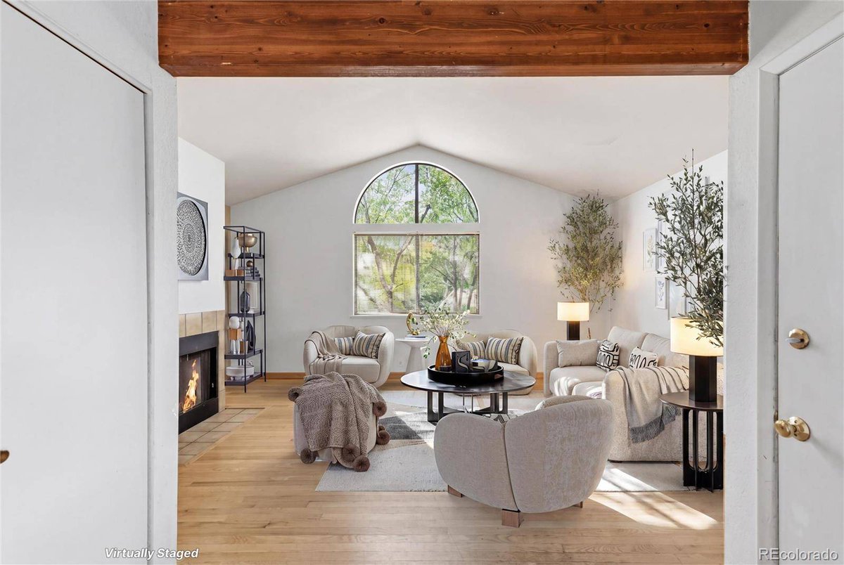 RhinoRealtyPros's tweet photo. South Boulder condo under $300k! 5510 Stonewall Pl #24 is live at $275,000 featuring 1 bed, 1 bath, stone fireplace, and a private covered garage space. Call Rick Cavallaro at 303-641-1632 for details! #BoulderCO

See more here: https://t.co/iLsuPlxfPR https://t.co/KGyhJEeBbx