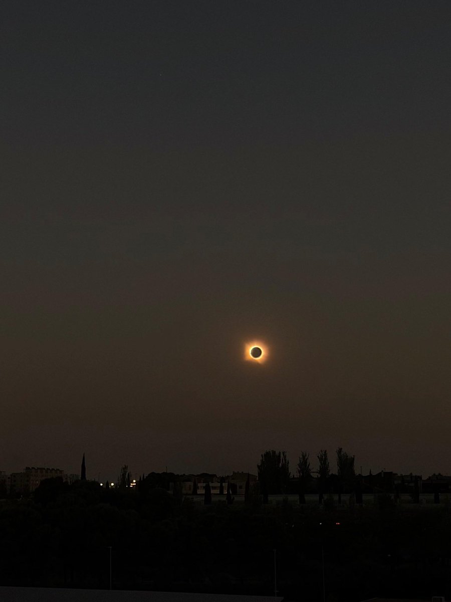 fbelblazquez's tweet photo. 🌓 Mi agradecimiento a todas las instituciones, organismos y Cuerpos y Fuerzas de Seguridad que han trabajado en el dispositivo de seguridad del eclipse 

🫂Y, en especial, a todos los que en estas horas han seguido y siguen luchando sin descanso en el #IFPeñasdeRiglos. Gracias https://t.co/aYWBD3b8I3