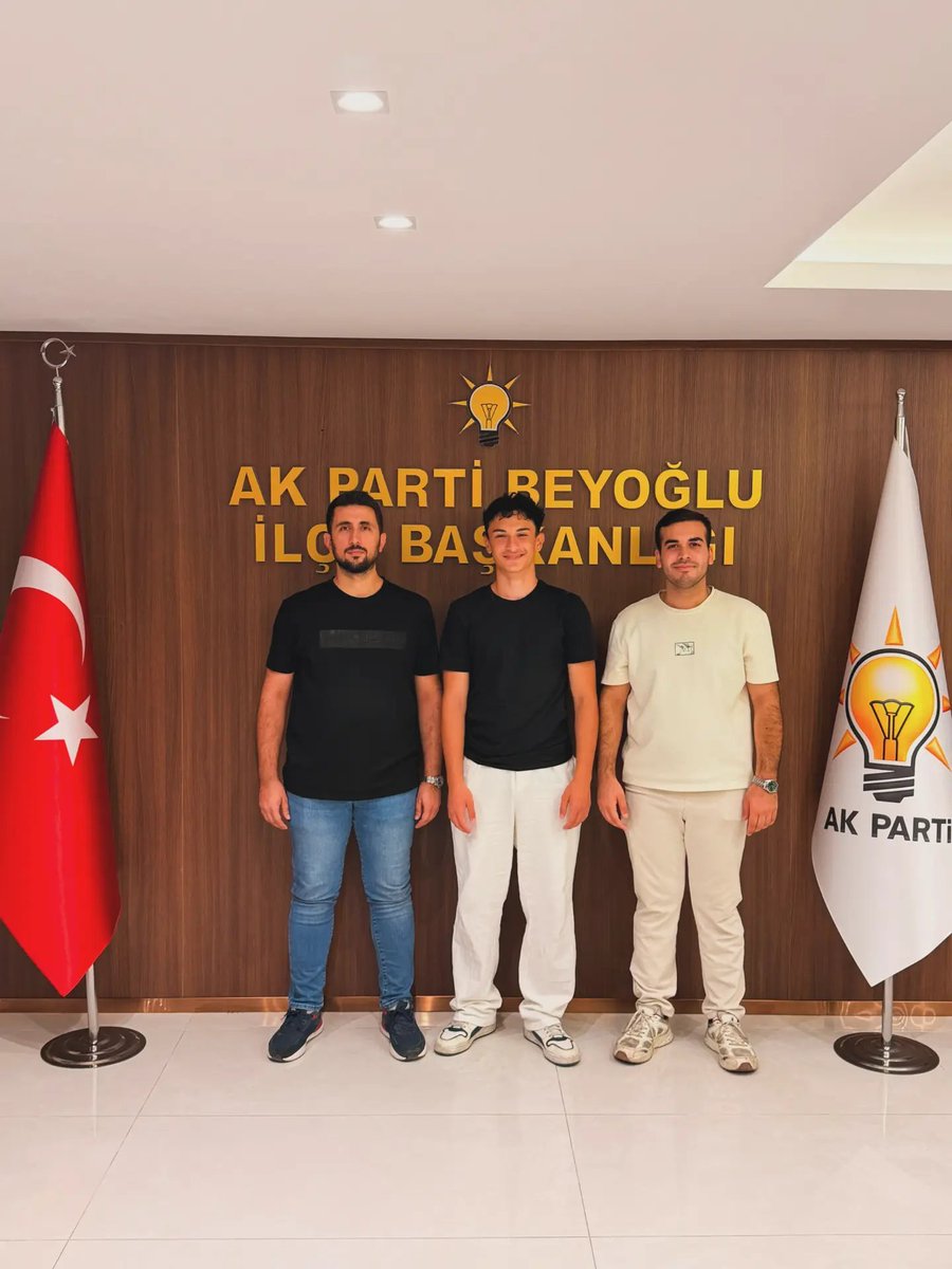 ysbeyoglu's tweet photo. 📍AK Parti Beyoğlu İlçe Başkanlığı 

AK Parti Beyoğlu Gençlik Kolları Yeni Seçmen Birimi olarak, Kasımpaşa Anadolu Lisesi okul başkanlığına Melih Güney Başkanımızı görevlendirdik.

Başkanımıza yeni görevinde başarılar diliyor, hayırlı çalışmalar temenni ediyoruz. https://t.co/R5NnGjAHA3