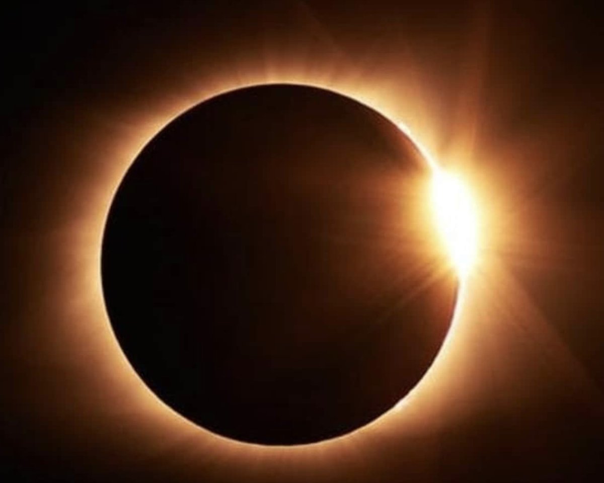 ralphyellis's tweet photo. *** Snow White is the Moon in an Eclipse ***

The UK has just witnessed a solar eclipse.
Which reminds me of Snow White, the princess of the cosmos.
Did you know that this fairytale is cosmic?

The wicked witch is the faint Milky Way, who is jealous of Snow white - the brilliant snow white Moon.

The seven dwarves are the seven planets, who follow the Moon in a long line along the ecliptic.

The wicked witch pulled a corset around Snow White, which made the snow white Moon get thinner and thinner.  This is the waning Moon.  The witch continued, until the snow white Moon died, giving the dark and dead New Moon.

But Helios the Sun-prince met and kissed snow white Moon, during a solar eclipse. And the seemingly dark and dead Moon came back to life.  And she swelled up, as if pregnant.  (Note: the Sun and Moon can only kiss during a solar eclipse.)

Please see my Mary Magdalene, Princess of Orange.
Make sure you get version 12.0 (2016), or later.
https://t.co/F8dzruqiEf

Ralph Ellis