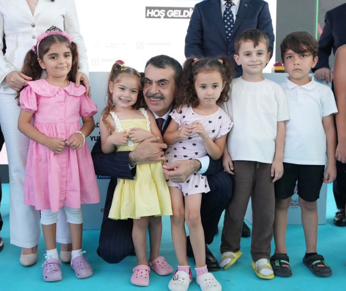 bdemirel20's tweet photo. Sayın Bakanım, bizler görevimizi büyük bir özveriyle yerine getirirken ailelerimizin huzurunu da korumak istiyoruz. Aile Yılı’nda aile birliğimiz için il emri talebimizi takdirlerinize arz ediyoruz. #MaarifAilesiMimarıTekin @RTErdogan @YilmazzGuney @EmineErdogan @dbdevletbahceli 75