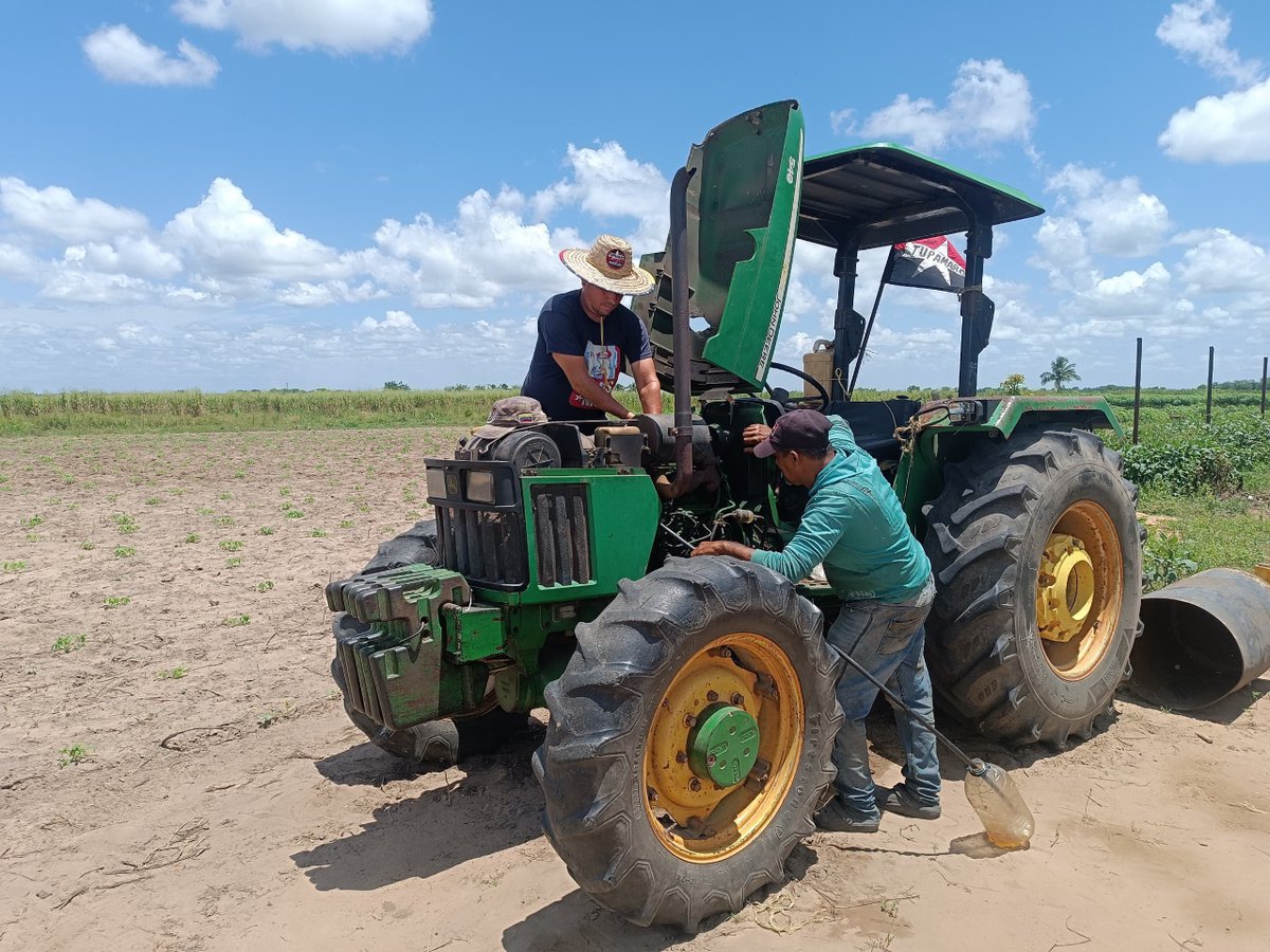 MaturinMrt's tweet photo. En Nuestro tanque de guerra "tractor"para vencer el modelo latifundistas y apalancar a nuestra soberanía alimentaria 
El concejo campesino Simón Bolívar del municipio Maturín y nuestra organización sigue dando pasos firmes para alcanzar los objetivos trazados https://t.co/VWMOZUmeCk