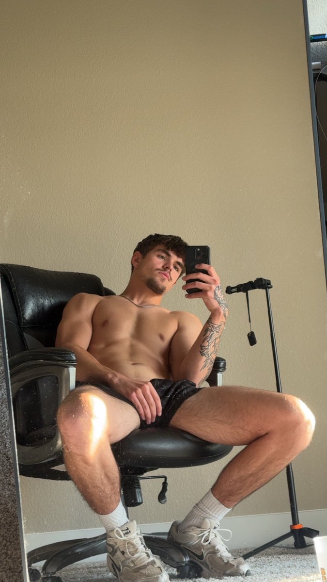 zaneparksss's tweet photo. Come take a seat😛 https://t.co/vVdCsMeudl