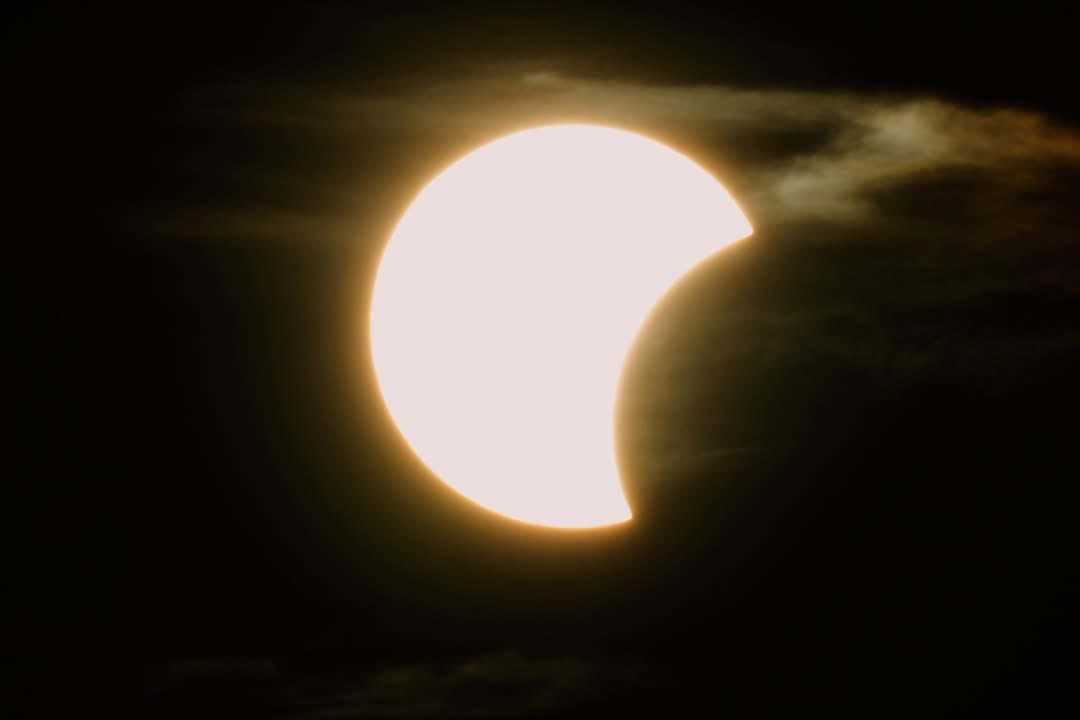 Regenerando_RG's tweet photo. 📲 #Vital || Este miércoles se registró un eclipse solar total visible en España, Islandia y Groenlandia. 

Franja de totalidad: Ártico ruso → Islandia → norte de España. 
Duración máx: 2 min 18 seg. 
Hora en Madrid: 13:30 CEST. Oscuridad total. https://t.co/CZ9iIZIHQT