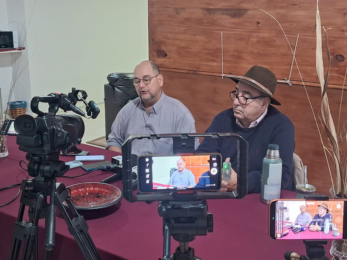 MGAPUruguay's tweet photo. Combate a la garrapata. Conferencia Mgap en cuidad de Artigas.
📍El ministro del #MGAP, @AlfredoFratti, acompañado por el coordinador del Plan Nacional de Lucha contra la Garrapata Carlos Fuellis, ofreció una conferencia de prensa en la ciudad de Artigas donde se hizo una primera evaluación del programa de saturación sanitaria que se viene cumpliendo en el departamento.
👉En la oportunidad el secretario de Estado evaluó como "muy positiva" la llegada de veterinarios de Salto, Rivera y Cerro Largo, quienes conjuntamente con los profesionales de Artigas visitan en estos días mas de 100 establecimientos ganaderos ubicados en distintos puntos del departamento.
🗣️ El ministro Fratti, hizo referencia una vez más a la necesidad de mantener estrictos controles sanitarios en todo el territorio nacional ya que aseguró que "los buenos precios de la hacienda en Uruguay obedecen directamente a la exportación de carne vacuna a mercados como China o la Unión Europea".
⚙️En relación a las herramientas para el combate a la garrapata en el país, Fratti dijo que mantuvo negociaciones con los laboratorios para lograr una rebaja en el precio de los medicamentos pero agregó que se sigue avanzando en buscar alternativas terapéuticas a los productos químicos, como los son las vacunas y los bioacaricidas.
👉🦀Por su parte, Fuellis expresó que las visitas de técnicos del MGAP a los predios ganaderos no se limitará solamente a Artigas si no que comprenderá a todos los departamentos ubicados al norte del Río Negro, para analizar la situación particular de cada predio.
🔍En relación a la búsqueda de nuevas alternativas para el combate a la garrapata, Fuellis adelantó que el ministerio de Ganaderia conjuntamente con la Facultad de Veterinaria Udelar y técnicos cubanos vienen trabajando en el estudio y aprobación de una nueva vacuna.