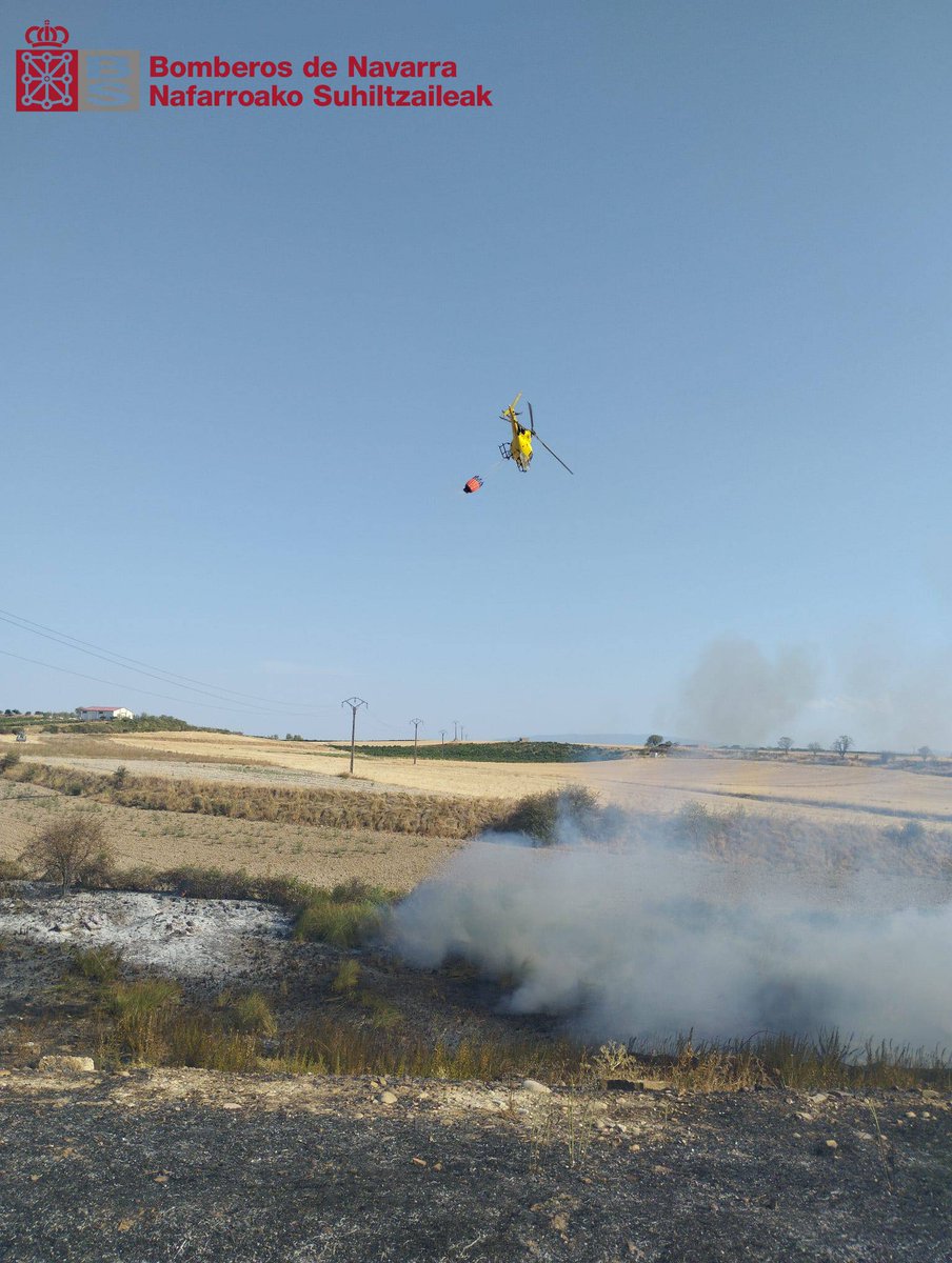 bomberos_na's tweet photo. Intervenimos la tarde del #miércoles para sofocar un incendio de matorral y pinar en #Viana

#ParqueLodosa
#ParqueEstella
#ParquePeralta
#BHIF
2 #Helicópteros
@Guardas_na 
@NavarraGC https://t.co/WMXtUC1gJA