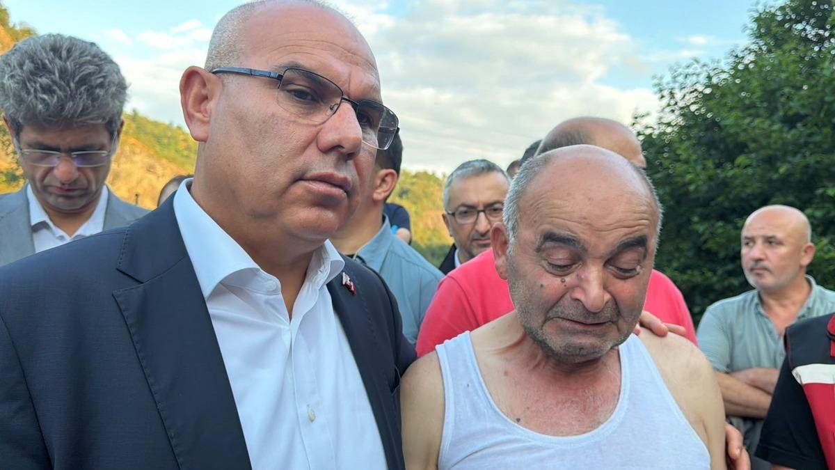 meattingmedya's tweet photo. Giresun'un Görele ilçesinde şiddetli yağışın ardından derenin taşması sonucu piknik yaparken sel sularına kapılan iki kız kardeşin cansız bedenlerine ulaşılıdı. Anneyi arama çalışmaları ise devam ediyor. Diğer yandan sel sularının geliş anı cep telefonu kameralarına yansıdı.

Sis Dağı'nda etkili olan şiddetli yağış sel ve su taşkınlarına neden oldu. Yağışlar sonrası dağın Giresun tarafında yer alan Zıva Deresi'nde su seviyesi hızla yükselirken, dere kenarında piknik yapan Kırca ailesi sel sularına kapıldı.

İlk olarak baba Mehmet Kırca suya kapılırken, eşi Zekiye Kırca (55) ile kızları Burcu ve Burçin Kırca kendisini kurtarmak için çaba sarfetti. Bu sırada baba Mehmet Kırca kendi imkanları ile kurtulurken, eşi ve iki kızı ise sel sularına kapıldı.

Yaklaşık 80 kişilik arama kurtarma ekibinin katıldığı çalışmalarda, ilk olarak kız kardeşlerden Burcu Kırca'nın cansız bedenine ulaşıldı. Zekiye Kırca ile Burçin Kırca'yı arama çalışmaları ise havadan ve karadan devam ederken, Burçin Kırca'nın da cansız bedeni dereye düştüğü yerden 25 km mesafede Zıva deresinin denize döküldüğü Çavuşlu sahilinde bulundu.