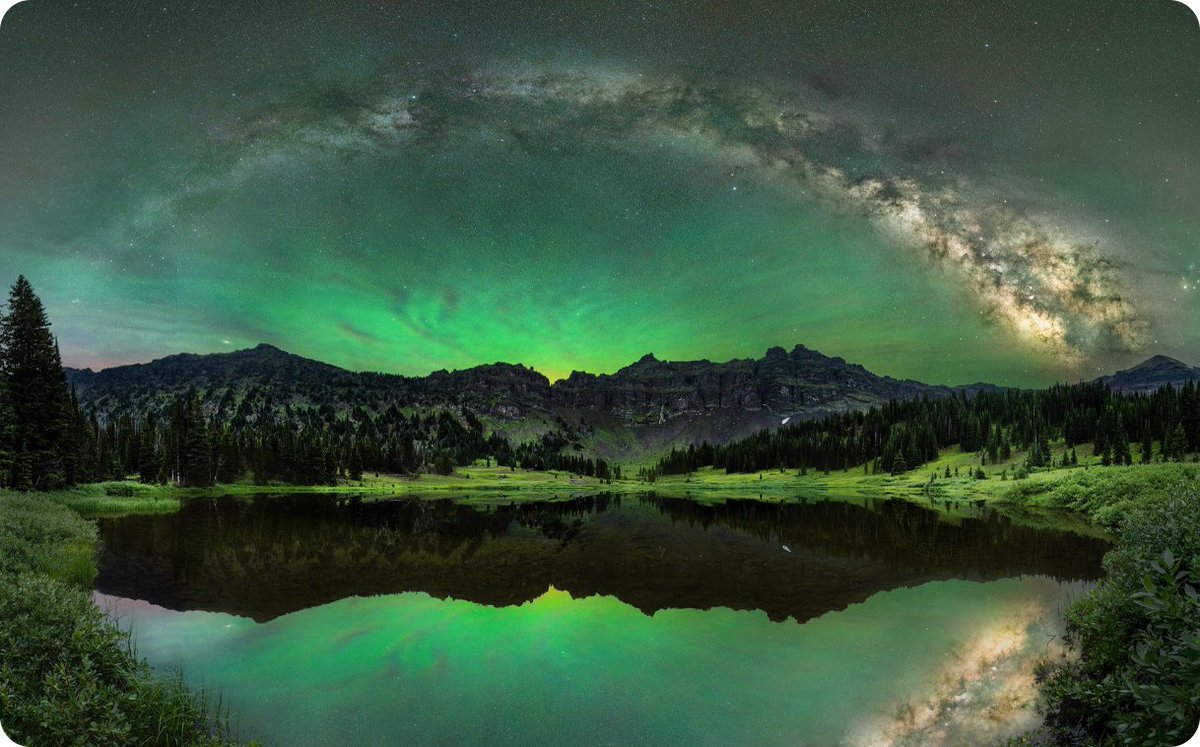 rektbyalizard's tweet photo. Aurora Mountain Reflections https://t.co/iSNLxYb8hY