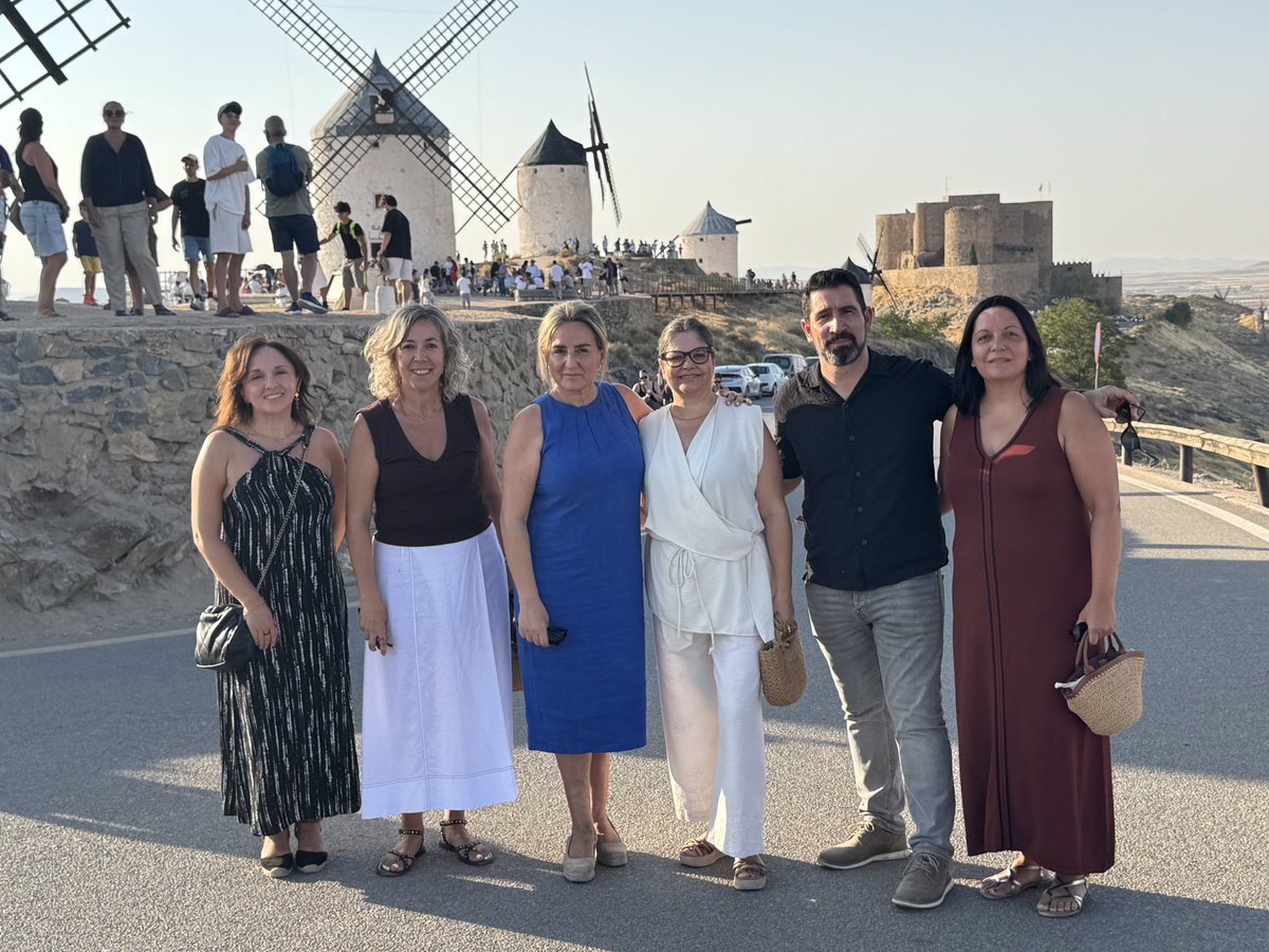 milagrostolon's tweet photo. El cielo de España se ha convertido hoy en un aula abierta para presenciar un fenómeno único.

Ha sido un privilegio presenciar el eclipse desde el emblemático Cerro Calderico de Consuegra. 

Gracias a su alcaldesa, Mª Luisa Rodríguez, y a los vecinos y vecinas por la acogida. https://t.co/T6GRrTdd2z