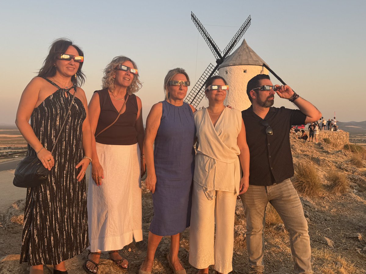 milagrostolon's tweet photo. El cielo de España se ha convertido hoy en un aula abierta para presenciar un fenómeno único.

Ha sido un privilegio presenciar el eclipse desde el emblemático Cerro Calderico de Consuegra. 

Gracias a su alcaldesa, Mª Luisa Rodríguez, y a los vecinos y vecinas por la acogida. https://t.co/T6GRrTdd2z