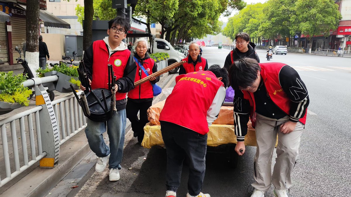 Cybriss92's tweet photo. Spent a warm morning packing daily supplies for elderly neighbors in my community with volunteer pals. Small acts make big differences!  #CommunityVolunteer， https://t.co/3uiDjH4qmh