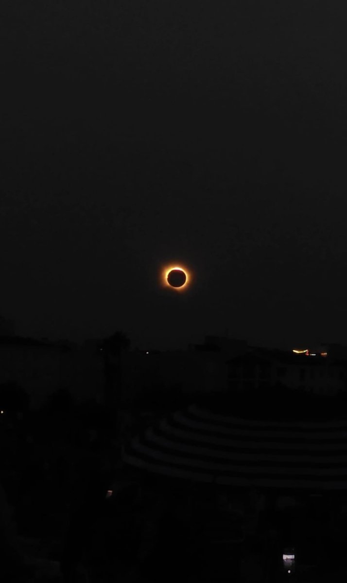 elvendrell_cat's tweet photo. 🌘 Avui al Vendrell s'ha pogut gaudir d'un dels grans esdeveniments d'aquest 2026, l'eclipsi solar total.
👏 Gràcies a tothom que ho ha gaudit amb previsió en els desplaçaments a les platges i amb respecte a l'entorn.
@CulturaVendrell
@Turismevendrell
#elV #MiraAlCel #Eclipsi https://t.co/rYirsJ2bWr